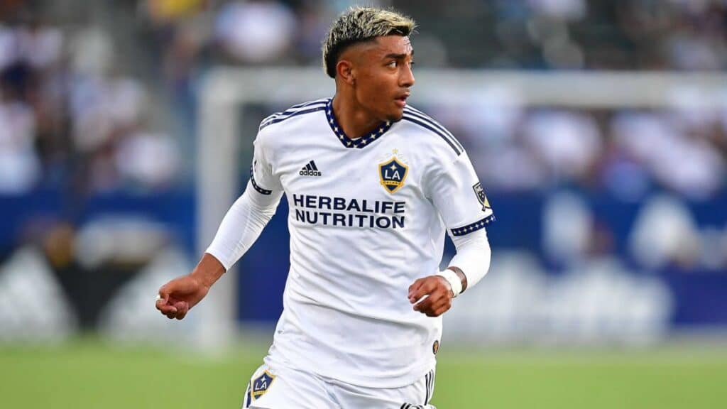 Julián Araujo también aparece en la órbita del FC Barcelona
