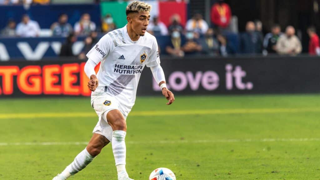 La FIFA confirma que Julián Araujo no jugará en el FC Barcelona (por ahora)