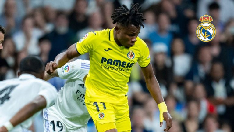 Samu Chukwueze disputando un partido de LaLiga Santander ante el Real Madrid